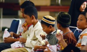 melatih anak puasa Ramadhan